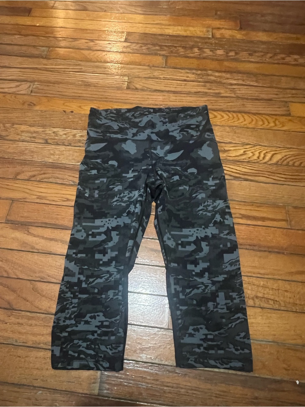 Under Armour Girls' Black & Gray Camo Capri Leggings size M